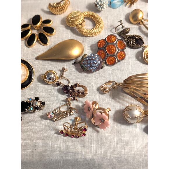 Lot of Vintage Gold Tone Clip On Screw Back Single Earrings - Picture 3 of 9